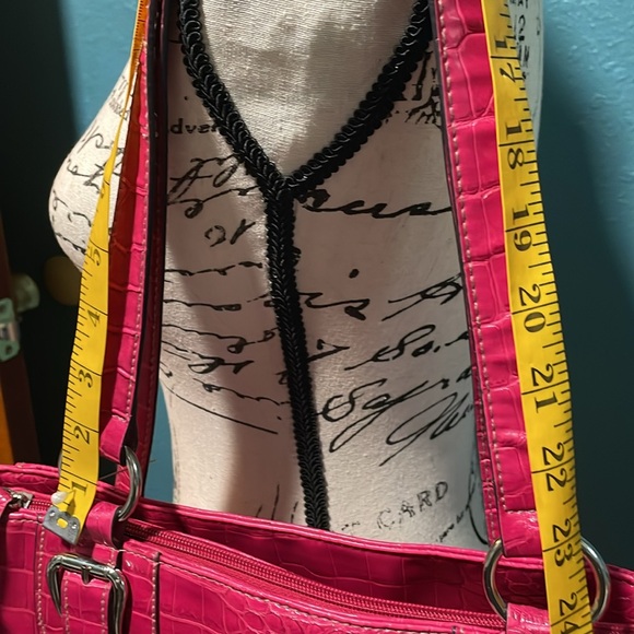 Croft & Barrow magenta colored w/silver metal alligator pattern shoulder purse. - Picture 9 of 12
